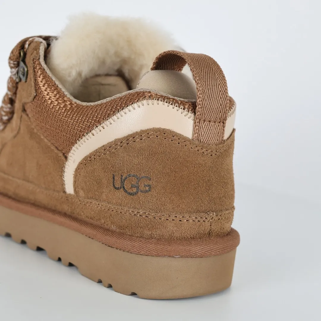 Pick up locally 💰660 Core recommended good price Independently developed original outsole, cashmere insole, keeping warm in winter, suitable for home use. In recent years, uug has launched a style series, which is partially skewed towards the preferences of young consumers, and has also been at the forefront of fashion trends. Shoe body material, water-repellent coated suede upper, 17mm UGGPURE™ implanted wool insole, lightweight non-slip and comfortable rubber outsole, with brand LOGO, complete packaging, size: 35 36 37 38 39 40
